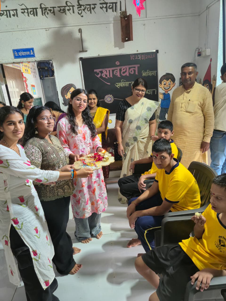 🌺 रक्षाबंधन – प्रेम, आपुलकी आणि सामाजिक बांधिलकीचा सण
